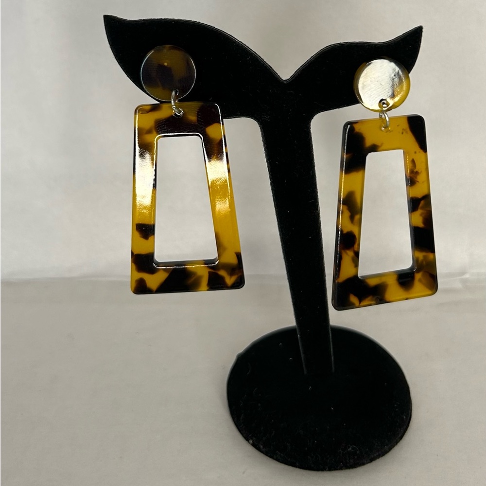 NEW Lightweight Geometric Pierced Ladder and Round Shape Acrylic Long Earrings